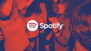 人們在夜總會跳舞，疊加Spotify標誌 — Spotify 壁紙