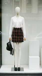Forever 21 櫥窗展示中的人形模特，身穿白色襯衫和格紋裙。 — 永遠21 壁紙
