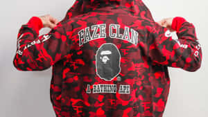人物穿著紅黑迷彩連帽上衣，帶有 FAZE CLAN 和 A BATHING APE 標誌。 — Bape 動態 壁紙