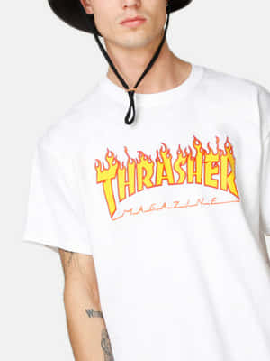 身穿白色Thrasher T恤和黑色帽子的人，可見紋身。 — Thrasher 壁紙