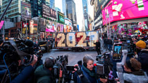 除夕人群在時代廣場慶祝2023年，手持相機和發光標誌。 — 紐約 壁紙