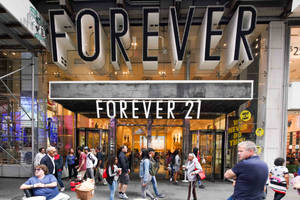 人們在繁忙的都市街道上走過Forever 21服裝店入口。 — 永遠21 壁紙