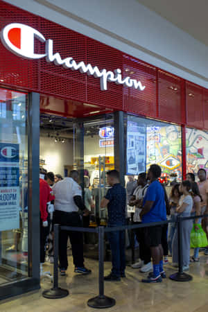 人們在購物中心的Champion零售店外排隊等候。 — 冠軍 壁紙