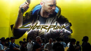 人群觀看一個大型 Cyberpunk 2077 宣傳海報，上面有一個機械人拿著槍。 — 賽博龐克城市 壁紙