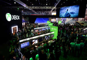 Xbox遊戲活動中的人群，配有發光綠色展位和螢幕。 — 遊戲 壁紙