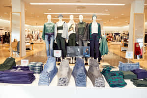 零售店中展示穿著休閒服飾、牛仔褲和格紋襯衫的人體模型。 — 間隙 壁紙