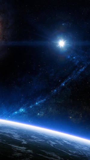 地球的曲線在繁星點點的藍色宇宙中閃耀，伴隨著明亮的太陽光芒。