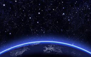 在充滿相連星座的星空下，地球閃爍的地平線。 — 星星 壁紙