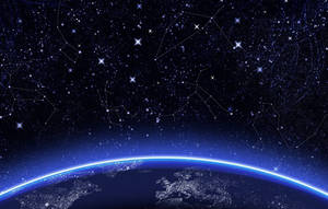 在星空下閃耀的地球地平線，可見星座。 — 美學天空 壁紙