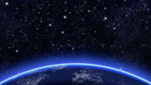 彎曲的地球在星空下閃爍著城市燈光，並有相連的星座。 — 淺藍色 壁紙