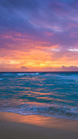 夕陽映照海洋，天空色彩繽紛，沙灘上輕柔的海浪 — 海洋 壁紙