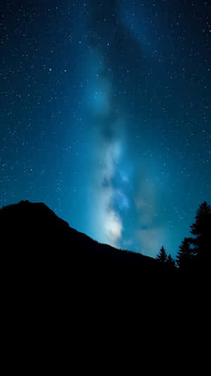 在星空和銀河下的山脈和樹木輪廓 — 1440x2560 壁紙