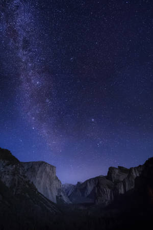 銀河系在星空下照耀著黑暗的山脈 — Huawei MatePad 壁紙