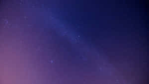 廣闊的星空夜空，銀河在紫色和藍色色調中發光。 — 星星 壁紙