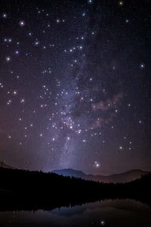 星空夜景，銀河橫跨山脈和湖面倒影 — 舊金山 iPhone 壁紙
