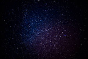 廣闊的星空，帶有深藍和紫色的宇宙光芒。 — 星空動畫 壁紙