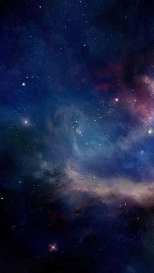 廣闊的宇宙星雲，有發光的星星和旋轉的氣體雲，呈現深藍、紫和粉紅色。 — 三星Galaxy 壁紙