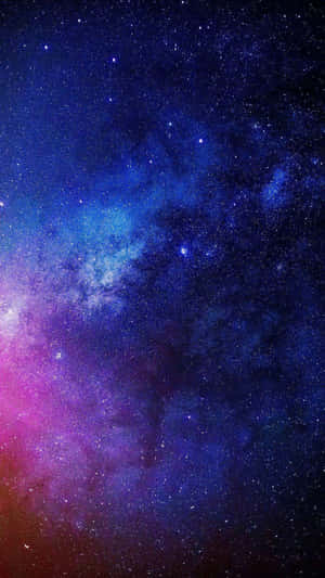 廣闊的宇宙場景，閃爍的星雲和星辰呈現深藍色和洋紅色調。 — 月亮與星星 壁紙