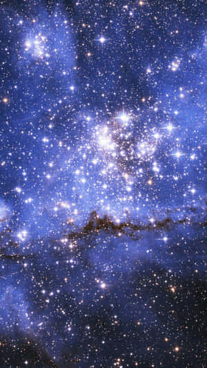 廣闊的藍色星雲和明亮的恆星充滿夜空，構成宇宙場景。 — 星星 壁紙