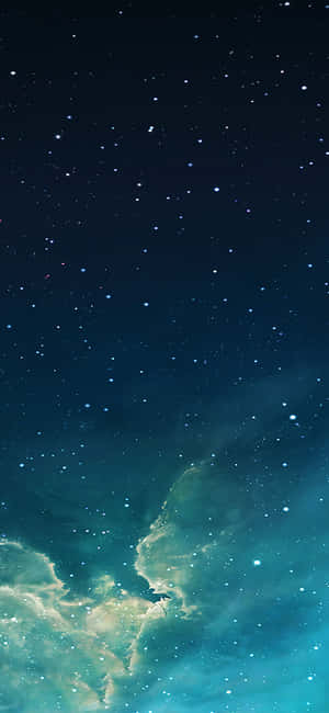 帶有發光青綠色和藍色星雲雲團的星空夜景。 — iPhone 16 Pro 壁紙