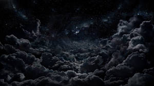 烏雲散開，露出上方的星空夜空。 — 美學雲朵 壁紙