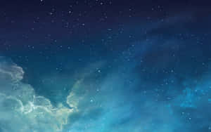 帶有發光星雲和宇宙雲的星空夜晚。 — 星星 壁紙