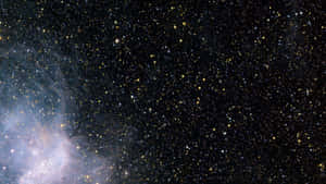 廣闊的星空，左下角有發光的藍紫色星雲旋轉。 — 星星 壁紙
