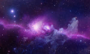 在深空中閃爍著星星的充滿活力的紫色和藍色星雲。 — 淺紫色系美學 壁紙