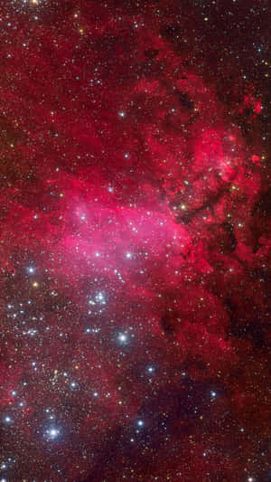 深空中充滿閃爍星星的鮮豔紅色星雲。 — 暗紅色 壁紙