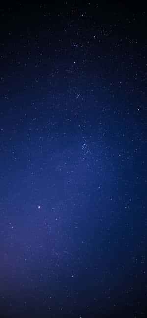 廣闊的星空夜空，帶有發光的銀河帶。 — iPhone 16 Plus 壁紙