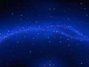 深藍色的夜空，有星星和發光的彎曲星雲。 — 星星 壁紙