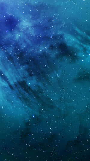 一個深藍色的宇宙星雲，帶有發光的星星和旋轉的宇宙塵埃。 — 藍色銀河 壁紙