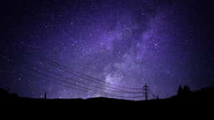紫色星空夜空，銀河在黑暗山丘和電線上。 — 星星 壁紙