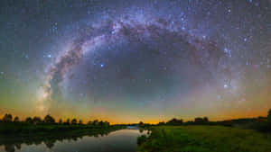 在星空下，銀河系反射在平靜的河流中。 — 暮光 壁紙
