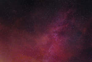 深邃夜空中充滿無數恆星的鮮豔紫色和深紅色星系。 — 可愛又粉嫩 壁紙