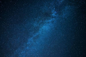 銀河系以深藍色在繁星點點的夜空中閃耀。 — 海洋藍 壁紙