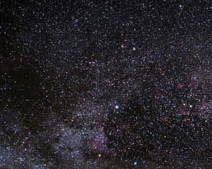 夜空中擁有密集星場和發光星雲的銀河系。 — 星星 壁紙