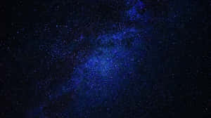 銀河系在繁星點點的夜空中閃耀著深藍色光芒。 — 5120x2880 壁紙