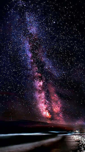 銀河系在夜晚的黑暗沙灘上閃耀 — 星星 壁紙