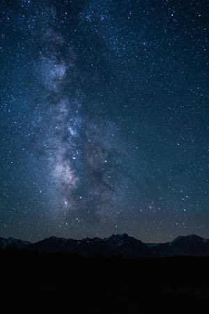 夜間黑暗山脈剪影上的銀河系 — 夜晚 壁紙