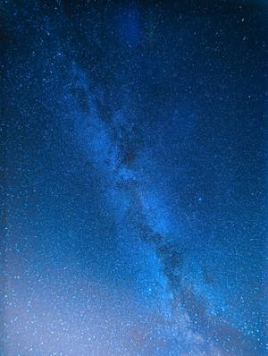 銀河系在深藍色夜空中閃耀，伴隨無數星星。 — 藍色銀河 壁紙