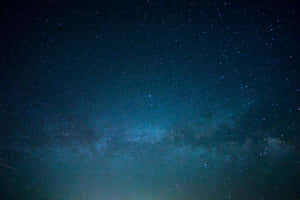 銀河系在深藍色夜空中與無數星星一起閃耀 — 太空 壁紙