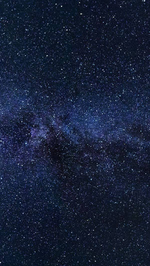 銀河系，在深藍色和紫色的夜空中擁有密集的星場和宇宙塵埃雲。 — 星星 壁紙