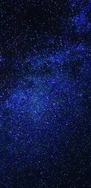在黑暗的宇宙天空中，銀河系中充滿活力的藍色星雲和星星。 — 三星Galaxy 壁紙