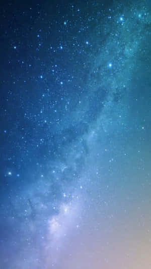 在黑暗的夜空中，銀河系閃爍著藍色和藍綠色的星星。 — 藍天 壁紙