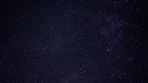 銀河系，有星星和一顆微弱的流星劃過夜空。 — 太空 壁紙