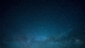 銀河系在深邃的藍色夜空中閃耀，伴隨著無數星辰。 — 星空動畫 壁紙