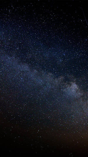 銀河系在深靛藍色夜空中佈滿密集星場 — iPhone 6s Plus 壁紙