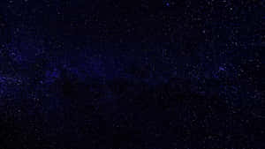 深靛藍色夜空中密集星場的銀河系 — 美麗的夜晚 壁紙