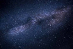銀河系在黑暗的夜空中閃爍著星星。 — 美麗的夜晚 壁紙